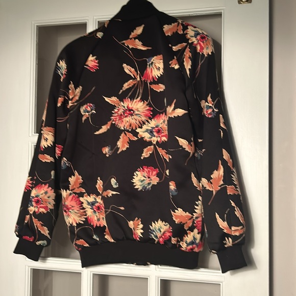 Gorgeous Chaps XS bomber jacket - black with abstract flowers 🌺 - Picture 2 of 7